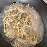 炝拌豆腐皮的做法图解1
