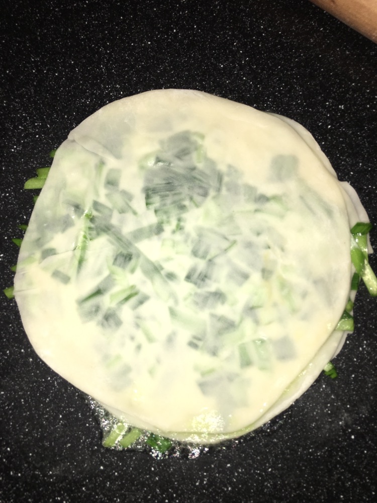 韭菜葱油饼的做法图解5