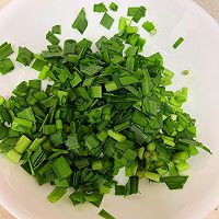 韭菜鸡蛋饼的做法图解1
