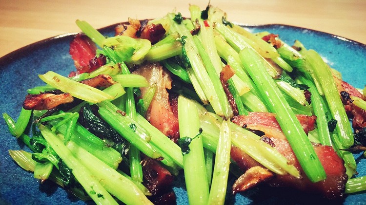 香芹炒腊肉的做法