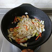 虾仁蔬菜炒面的做法图解6