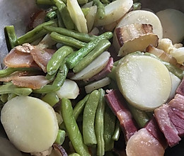 火腿（腊肉）焖土豆、四季豆的做法