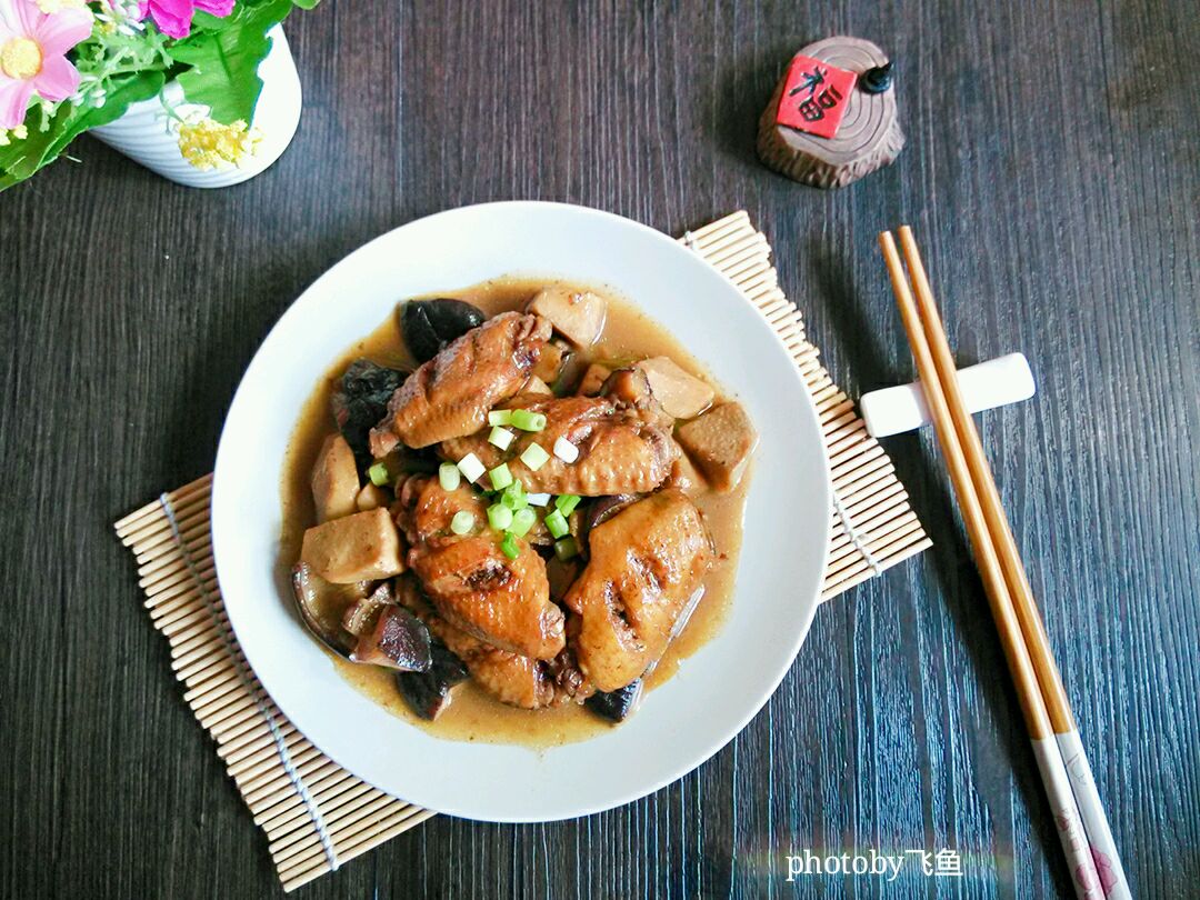 Braised chicken wings with taro and mushroom