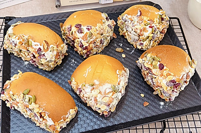 坚果奶酪包—口感丰富，一口爆浆！