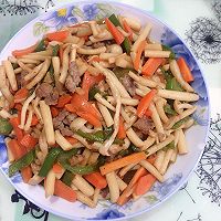 #我心中的冬日限定#营养好吃又好看的海鲜菇炒胡萝卜青椒的做法图解4
