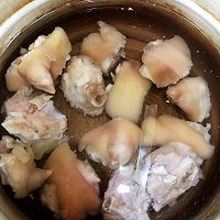 家常酱猪蹄的做法图解1