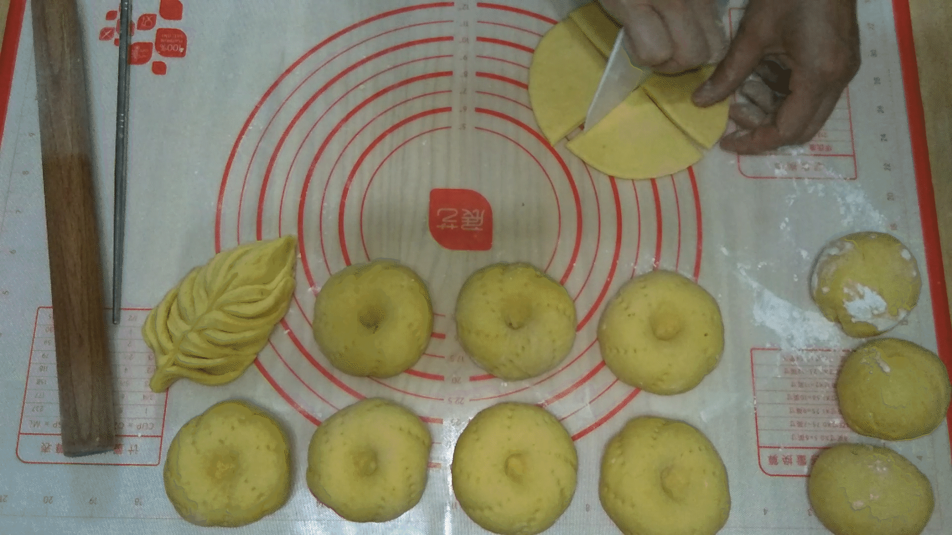 #尽享安心亲子食刻#花样南瓜豆沙包、南瓜馒头的做法图解7