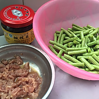 肉末橄榄菜炒四季豆的做法图解1