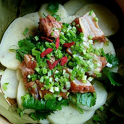 电饭煲版粽叶土豆蒸排骨（简单但高大上的家常菜）