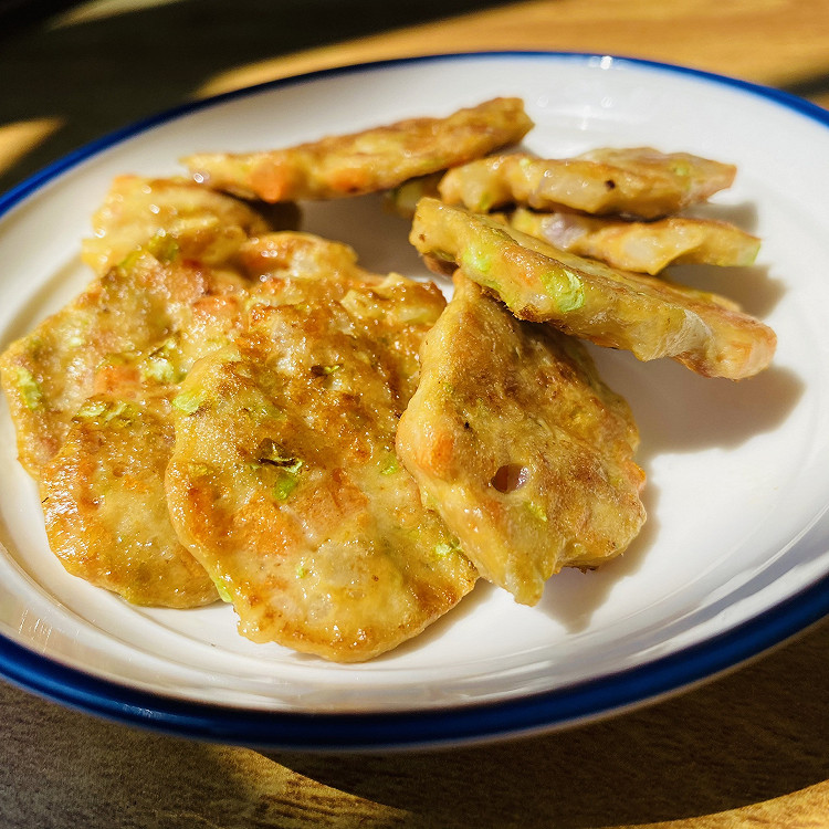 宝宝爱吃的胡萝卜洋葱包菜肉饼的做法