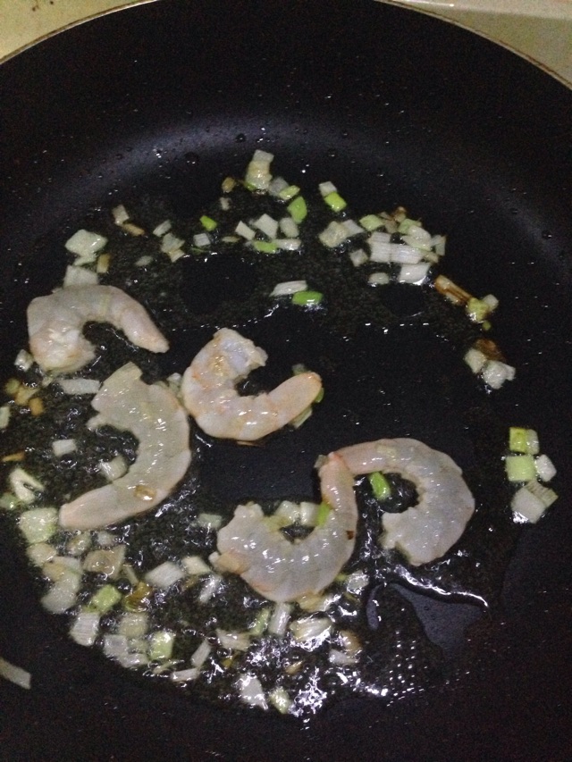 什锦虾仁煲仔饭的做法图解3
