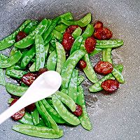 #入秋滋补正当时#广东家常小炒～荷兰豆炒腊肠的做法图解7