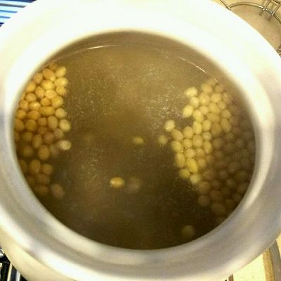 排韩式排骨黄豆海带汤的做法