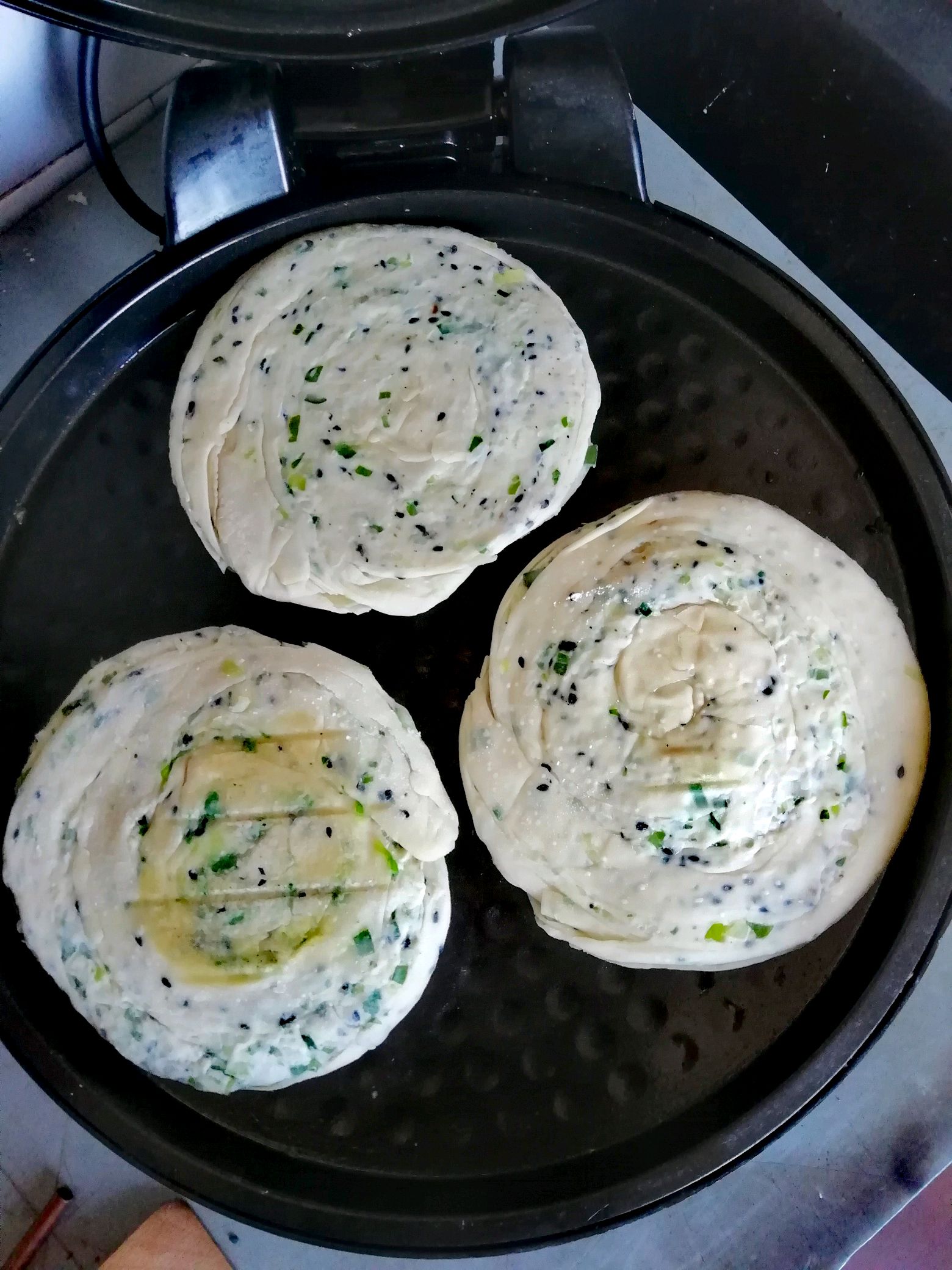 餃子皮版簡易蔥花餅的做法圖解9