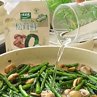家常鲜食#芦笋炒口蘑的做法图解5
