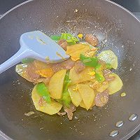 #感恩节为TA做顿饭#香腊劲爽，薯韵悠长~~~腊肉炒土豆片的做法图解6