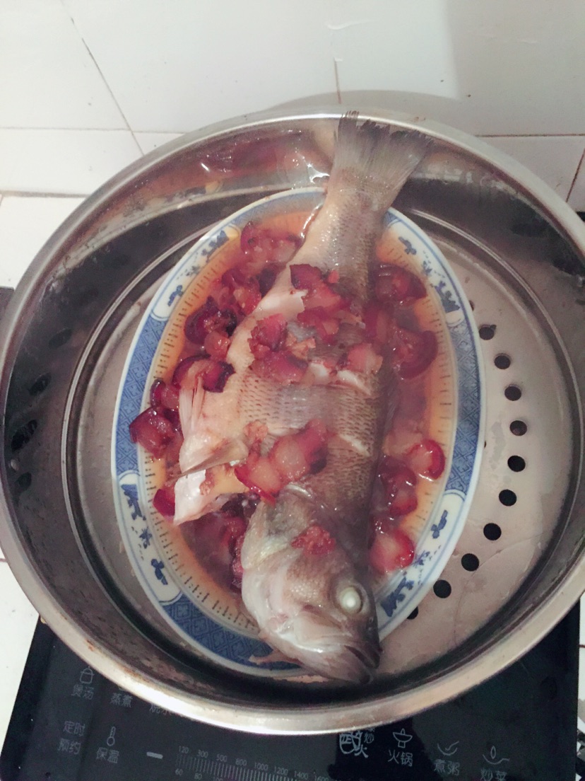 腊肉蒸鲈鱼