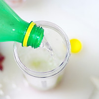 #炎夏消暑就吃「它」#柠檬西柚葡萄雪碧饮料的做法图解5