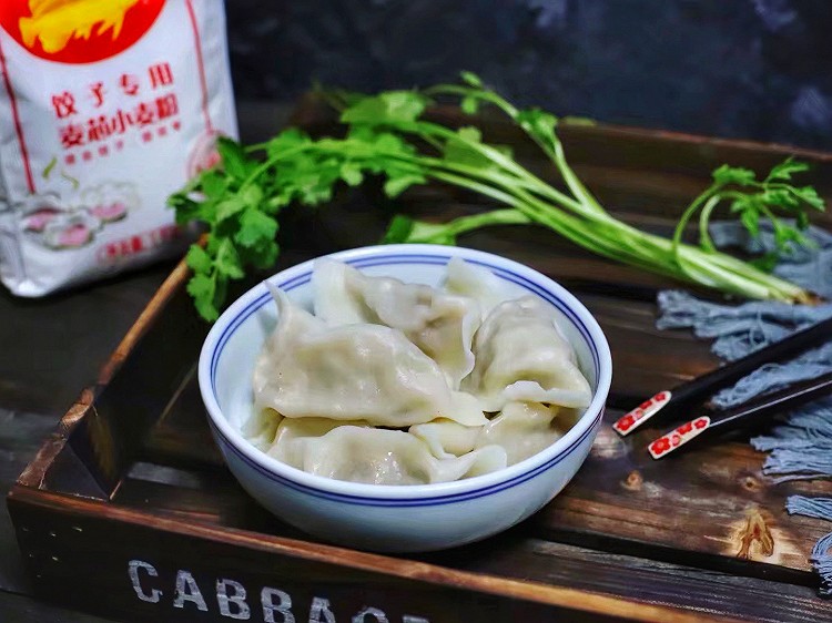 芹菜猪肉馅水饺的做法