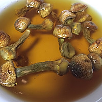 姬松茸红枣炖土鸡汤的做法图解2