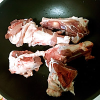 羊肚菌姬松茸炖骨头汤的做法图解1