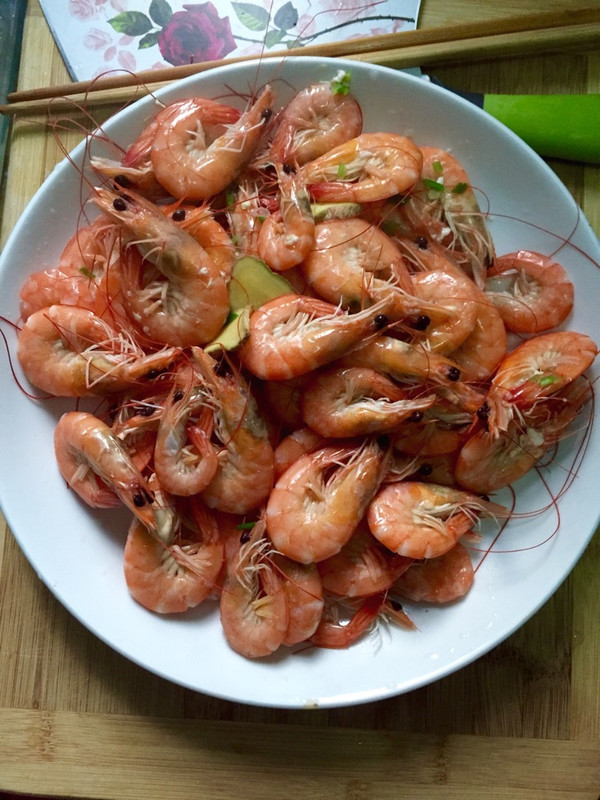 活蹦乱跳…水煮虾