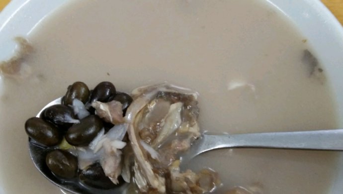 黑豆小侧鱼汤(适合小孩、老人、女士、孕妇)