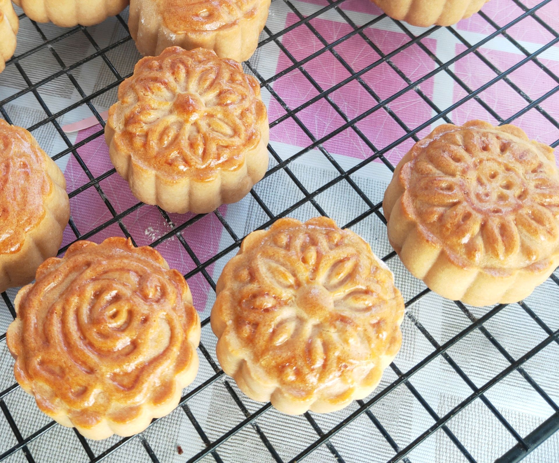 Cantonese moon cake