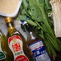 香油凉拌菠菜金针菇 - 原来菠菜也可以有这么神仙的吃法的做法图解1