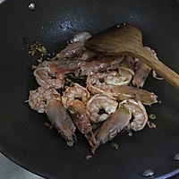 油焖大虾，北方做法炒糖色的做法图解3