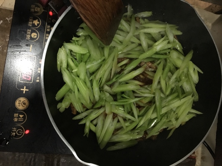 芹菜炒牛肉的做法图解7