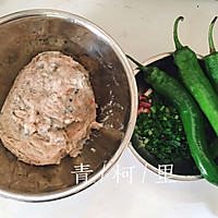 葱香鲮鱼肉饼酿辣椒的做法图解1