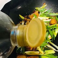 回锅肉炒青蒜的做法图解13
