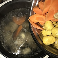 板栗煲龙骨汤的做法图解3