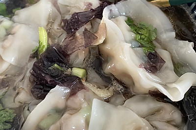 三鲜大馄炖、香菇、青菜、肉馅
