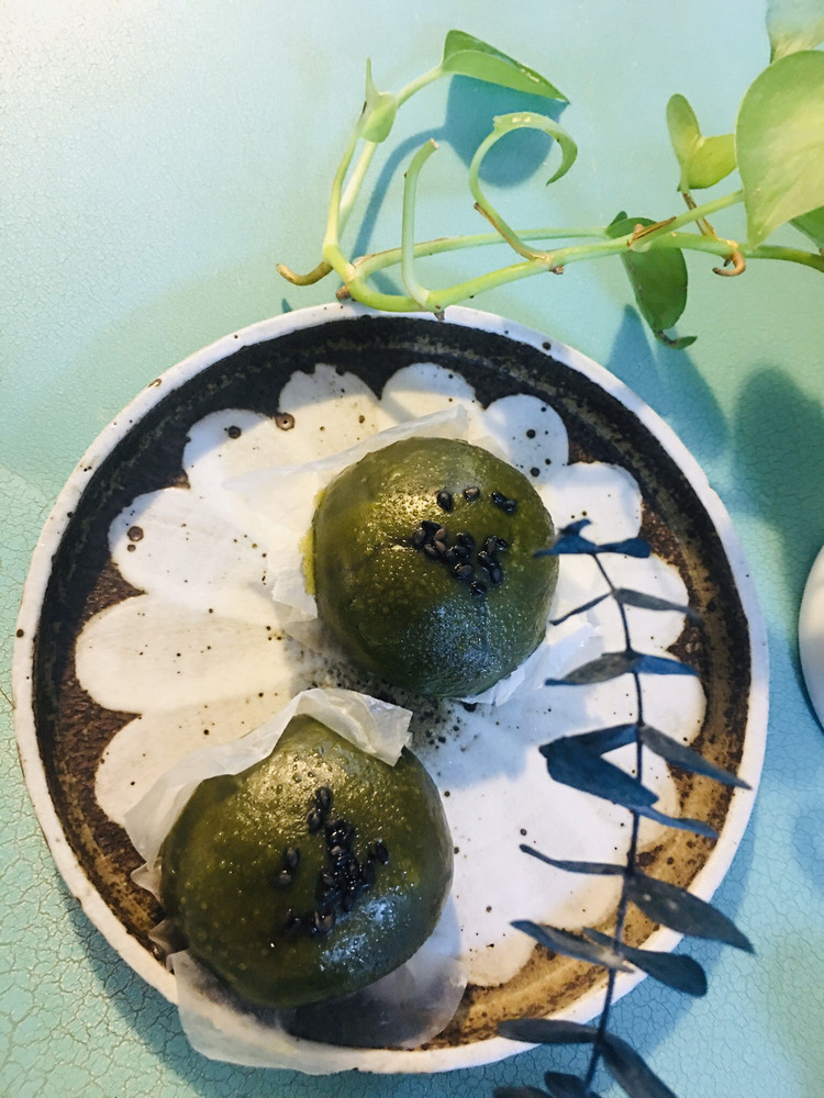 碧绿的艾草团子的做法