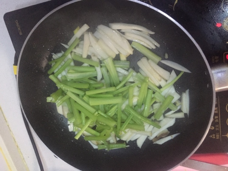 芹菜炒杏鲍菇的做法图解4