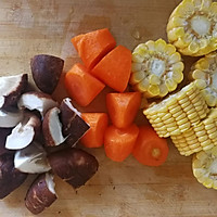 玉米胡萝卜香菇排骨汤的做法图解2