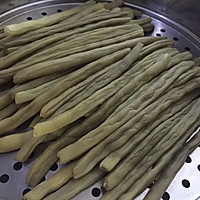 猪肉豆角馅儿饺子的做法图解2