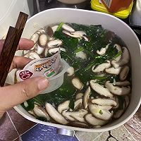 家常热汤菠菜香菇蛋汤的做法图解6