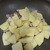#美味开学季#五花肉炖土豆的做法图解5