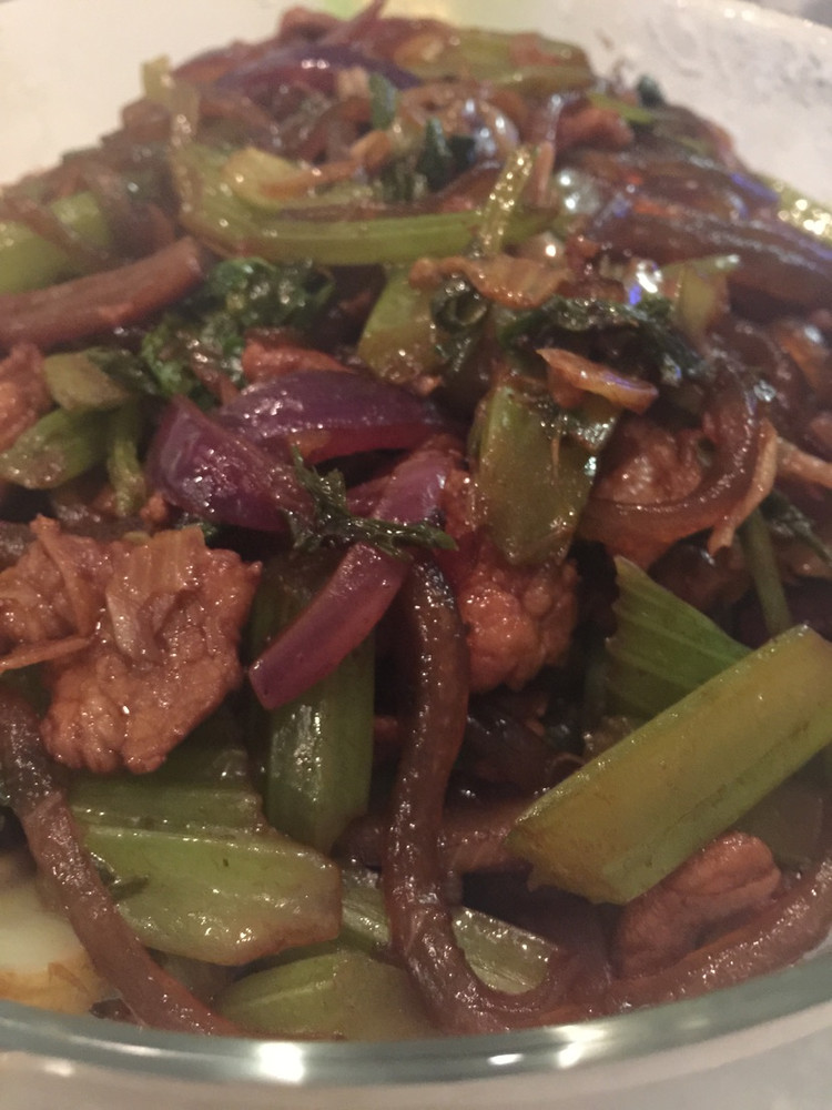 芹菜肉炒粉条的做法