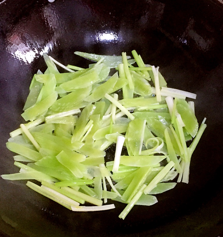 泡椒猪肝（特下饭，加了莴笋更好吃）的做法图解2