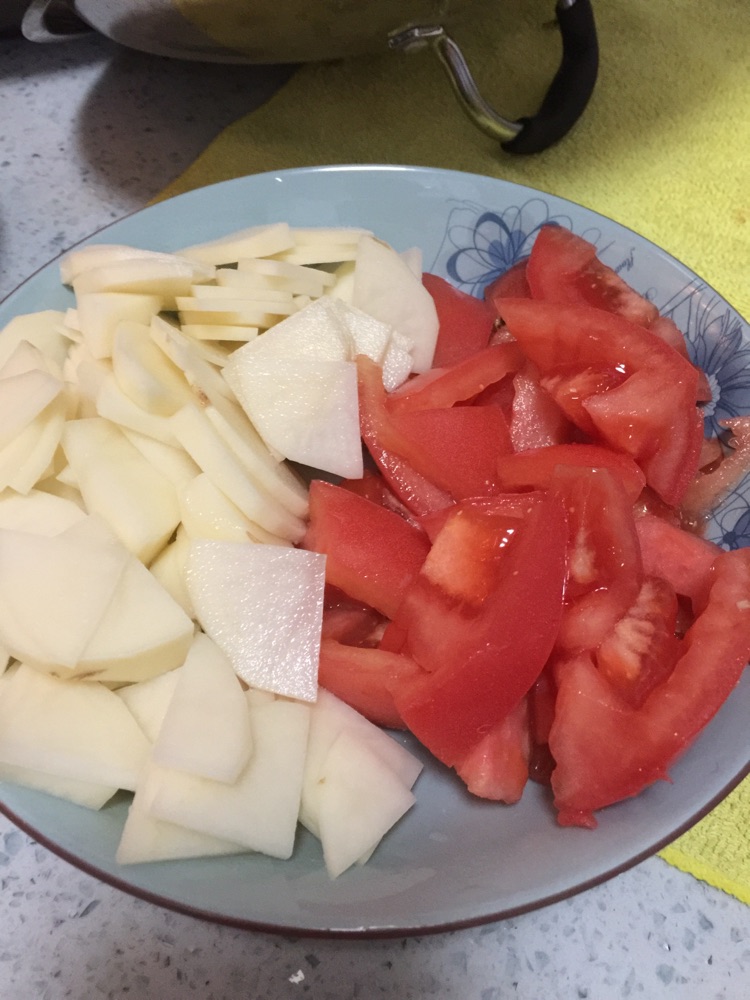 土豆炒番茄的做法图解1