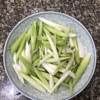 芹菜蒜苗炒腊肠的做法图解3