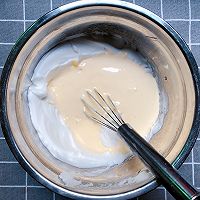 春日甜品#草莓抱抱卷的做法图解12