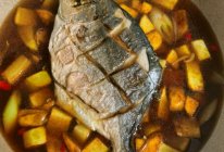金鲳鱼炆土豆的做法