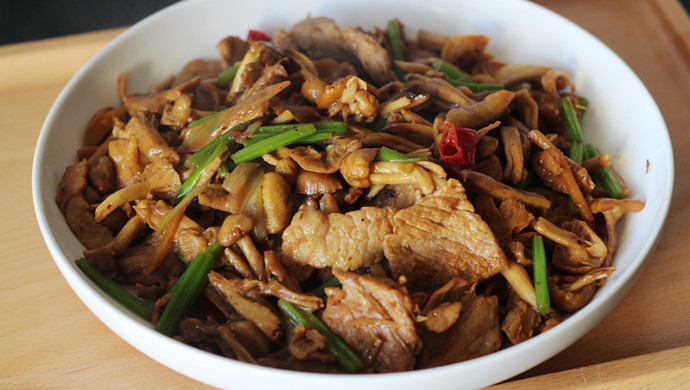 野生小黄蘑炒肉片（内蒙古野生小黄蘑菇配嫩芹菜）