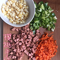 炒素三丁－胡萝卜甜椒玉米粒火腿丁的做法图解1