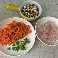 香菇胡萝卜鳕鱼粥的做法图解1